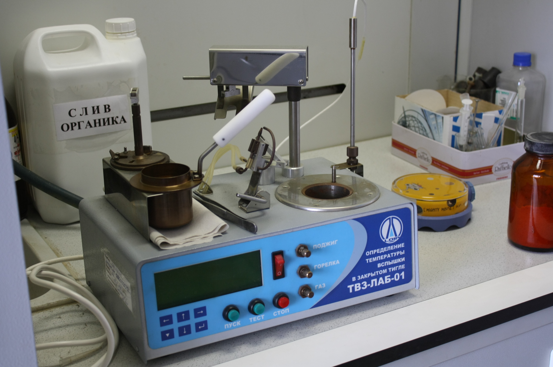 экспериментатор глюк на большом лабораторном столе проводил испытания модели вездехода